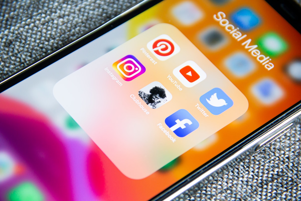 Sosyal medya uygulamalarının bulunduğu telefon ekranı